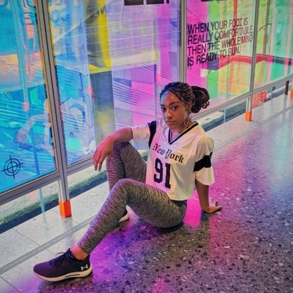 Meet your Posher, Skylar Warren - Picture 3 of 8